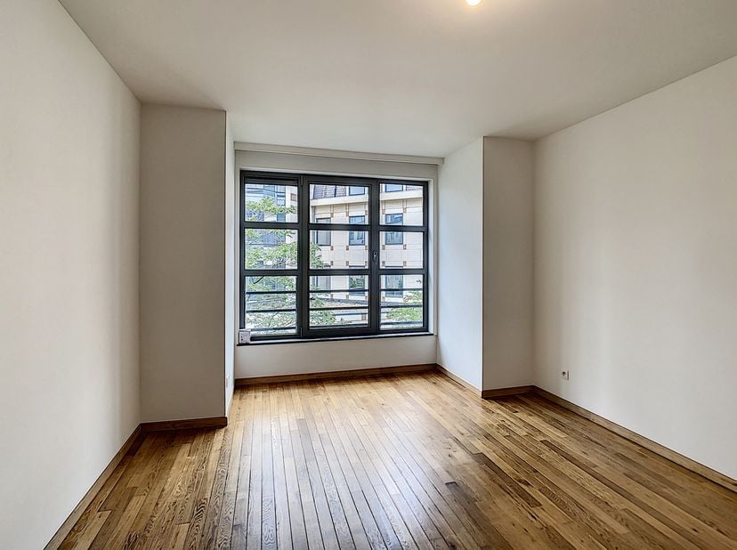 Très bel appartement 3 chambres de 139 m² + terrasses 12 m² situé au 4ème étage d’un immeuble moderne (2010) à proximité du Goulet de l&#039;avenue Louise