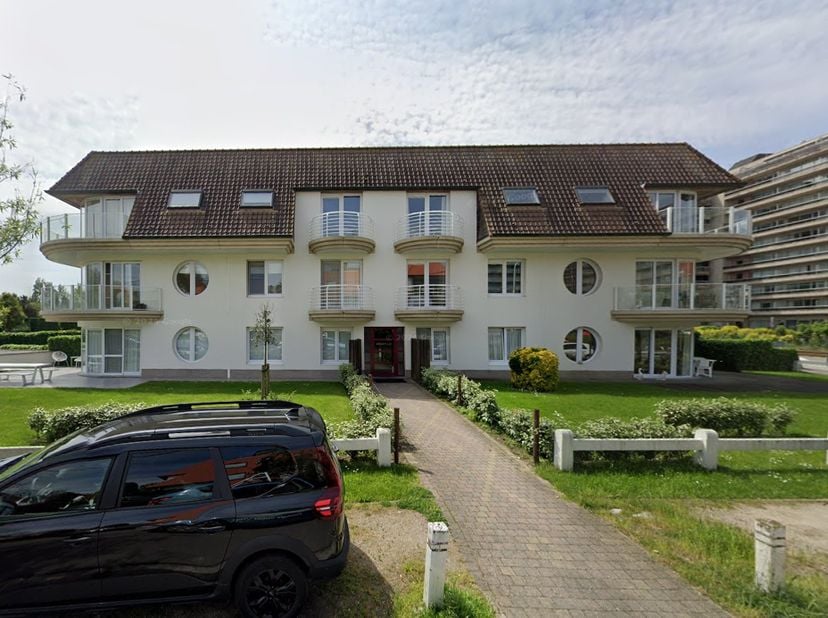 Deze goed gelegen garagebox bevindt zich in de residentie Amaryllis te Nieuwpoort-bad.&lt;br /&gt;
Er is een lichtpunt en elektriciteit aanwezig.&lt;br /&gt;
&lt;br