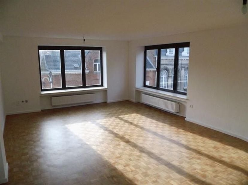 Instapklaar appartement met ruim terras zoekt nieuwe eigenaars!&lt;br /&gt;
In het historisch centrum van Ieper vinden we dit instapklare appartement terug.