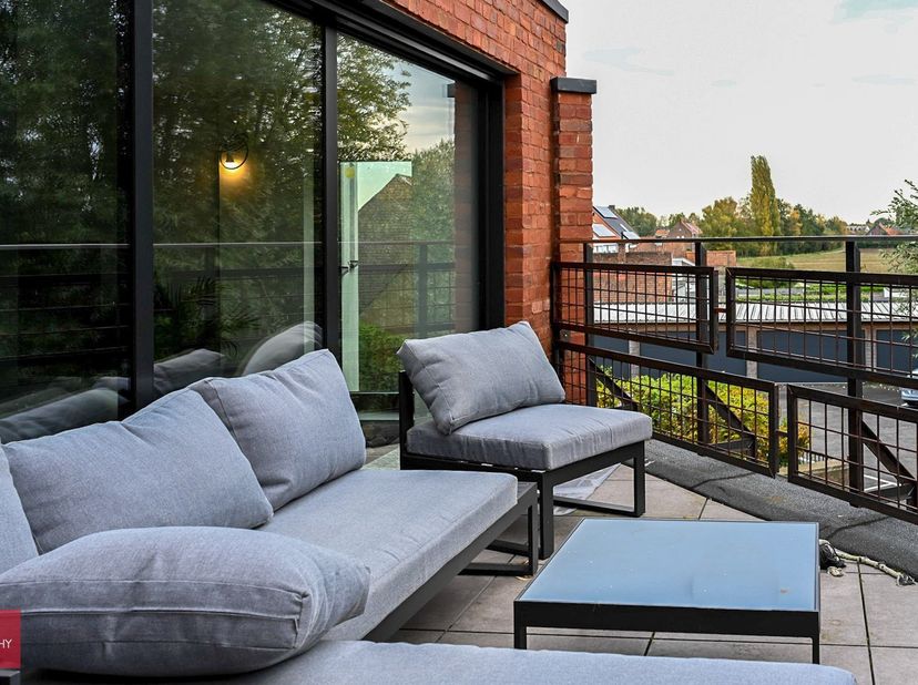 Instapklare loft (145 vierkante meter) bestaande uit een living, keuken met bar,  eethoek, bureau in een open ruimte, 2 slaapkamers met aanpalend badk