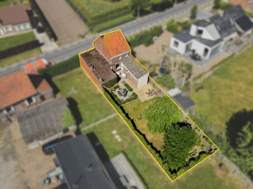 Deze charmante halfopen bebouwing is gelegen in een landelijke omgeving te Eernegem op een perceel van 366 m².&lt;br /&gt;
De woning werd gebouwd in 1933 en