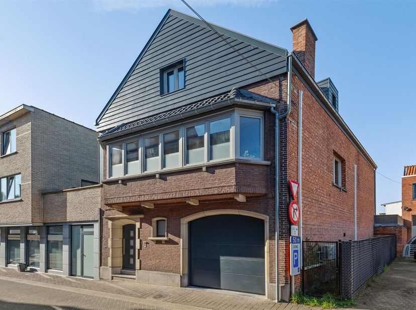Karaktervolle, gerenoveerde gezinswoning / DUPLEX-APPARTEMENT met GROTE GARAGE (2 auto&#039;s) / MAGAZIJN,  3 slpks. en 2 badks. in het centrum van Beerse.