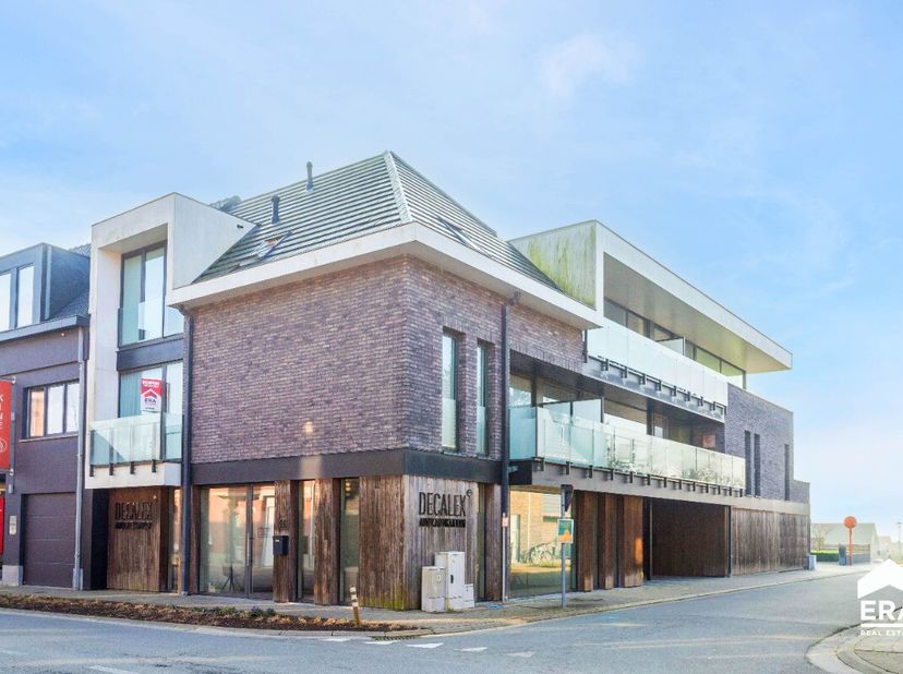 Dit recent appartement met 2 slaapkamers en een staanplaats in hartje Hooglede is op zoek naar een nieuwe eigenaar.Over het pand:Dit moderne apparteme