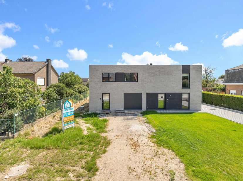 Voor meer info of een bezoek, bel 053 59 49 34 - Langsheen de Zuidlaan in Wetteren bevindt zich deze  halfopen nieuwbouwwoning met een moderne archite