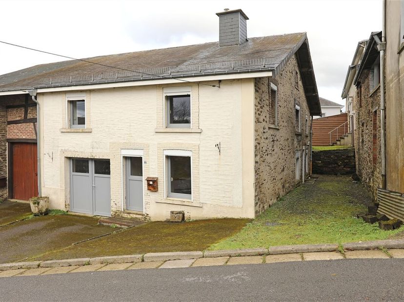 Maison 3 façades sur un terrain de 113 m², située dans le village de Corbion, commune de Bouillon-sur-Semois.&lt;br /&gt;
Le rez-de-chaussée se compose d&#039;un
