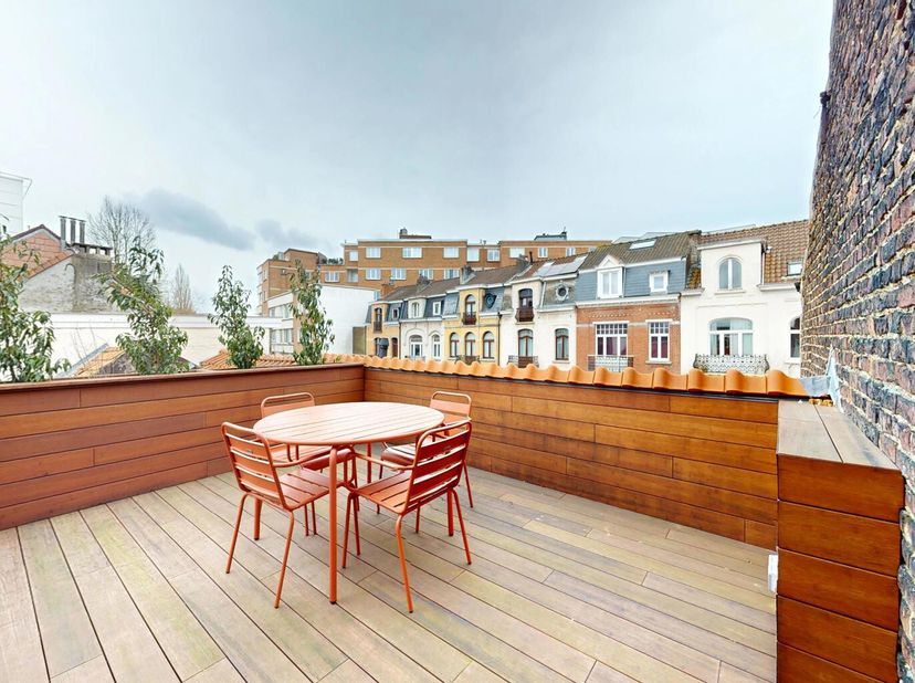 deaal gelegen en volledig gerenoveerd in 2024, combineert deze charmante woning modern comfort met maatwerkafwerking.&lt;br /&gt;
Het gelijkvloers verwelkom