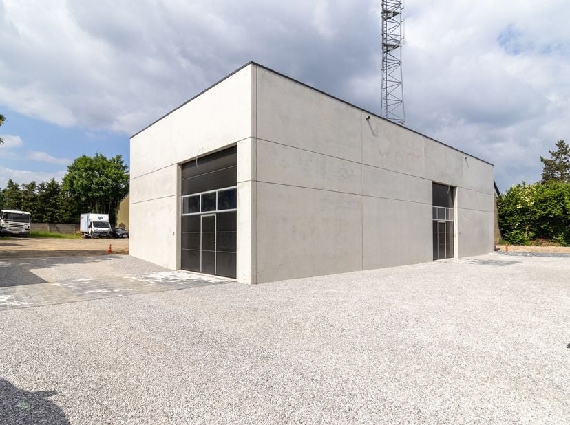 Plusieurs espaces disponibles à la location sur ce projet tout neuf.&lt;br /&gt;
Espace intérieur aménageable en fonction de l&#039;activité, en accord avec le p