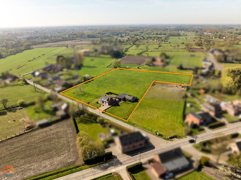 Op een uitstekende locatie te Putte bevindt zich deze op te frissen woning met 3 (mogelijks 4) slaapkamers, inpandige garage en aanhorigheden op een f