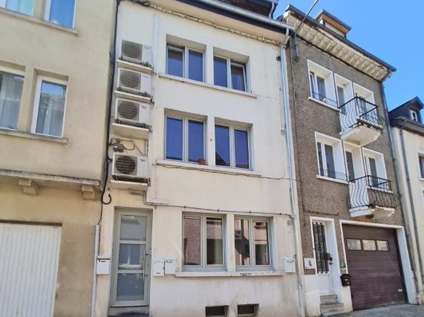 Aantrekkelijk investeringspand, ideaal gelegen nabij het centrum, winkels en alle voorzieningen. &lt;br /&gt;
Het gebouw bestaat uit 4 appartementen, een ke