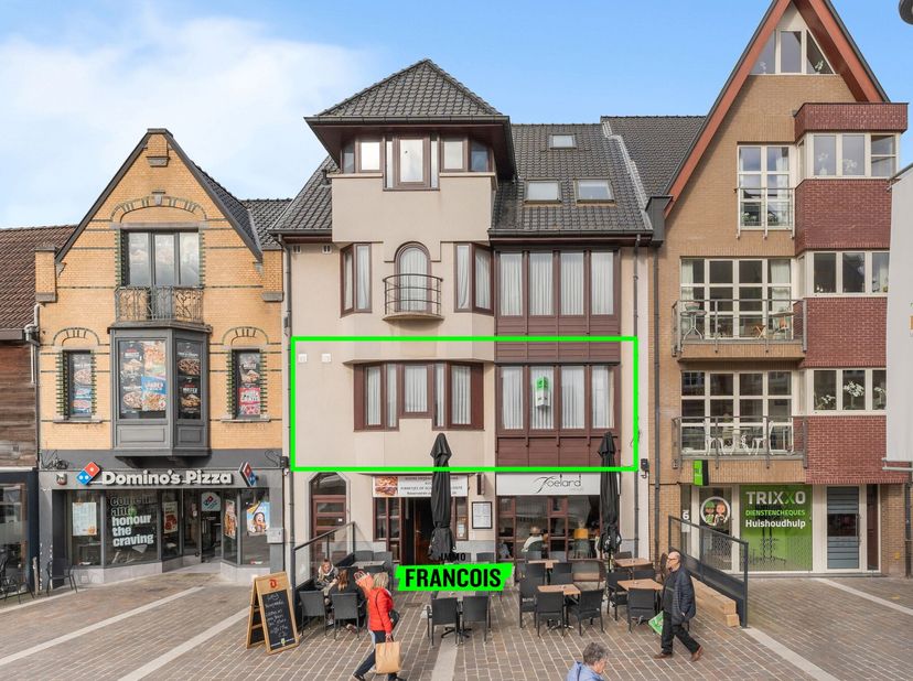 Gelegen op een toplocatie in centrum Torhout nabij winkels en horeca vindt u dit 2 slaapkamer appartement met ruim terras en een bewoonbare oppervlakt