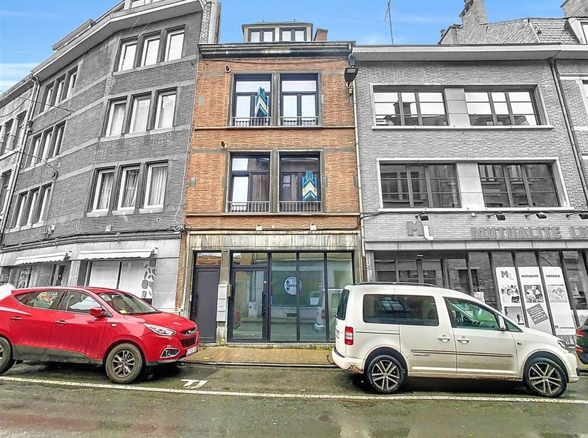 INNOV&#039;EXPERT immobilière vous invite à venir découvrir cette belle opportunité d&#039;investissement, idéalement située en plein centre de Namur, à proximi