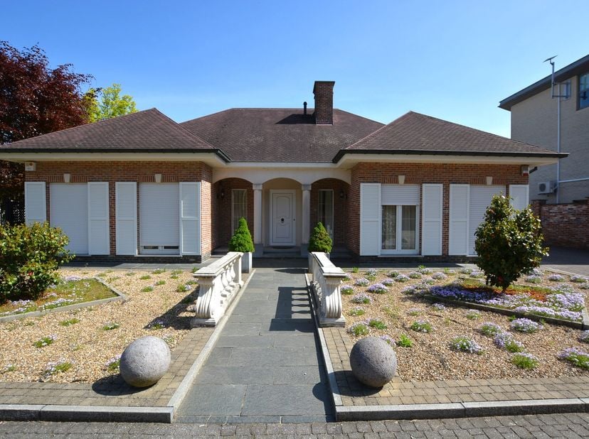 Op een gunstige locatie te Onze-Lieve-Vrouw Waver, bevindt zich deze villawoning.&lt;br /&gt;
&lt;br /&gt;
De centrale ligging, net buiten het centrum zorgt voor