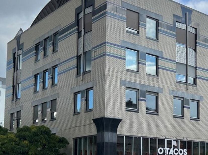 Bureaux idéalement situé sur un axe de fort passage routier et bénéficiant d&#039;une excellente visibilité.&lt;br /&gt;
Localisation stratégique à côté de l&#039;une