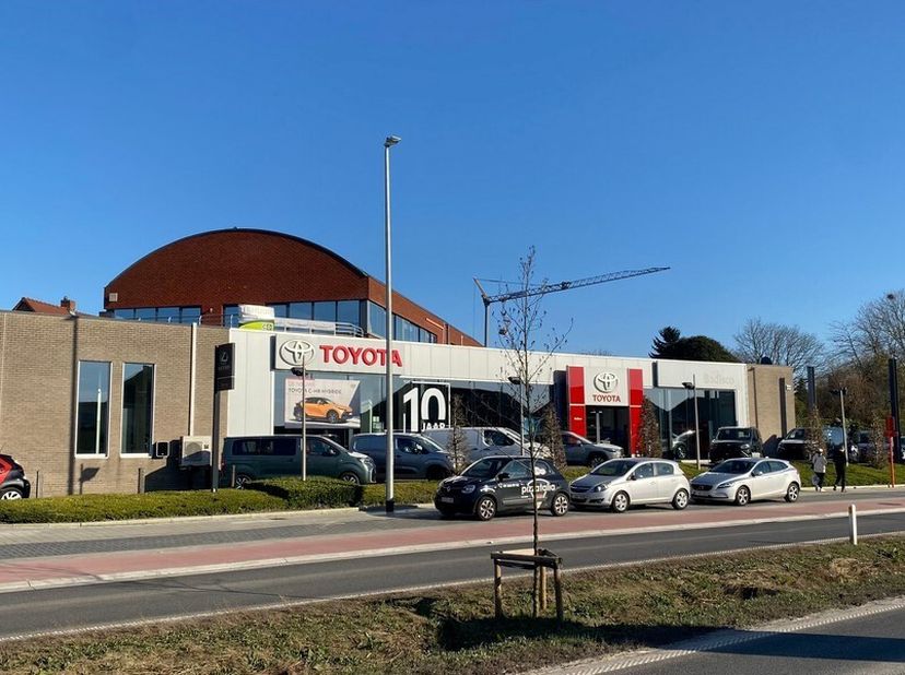 322m² instapklaar kantoor met 18m² berging en mooi dakterras&lt;br /&gt;
Ligging: vlakbij N416 en N417 met vlotte verbinding naar N9 en E40&lt;br /&gt;
Specificat