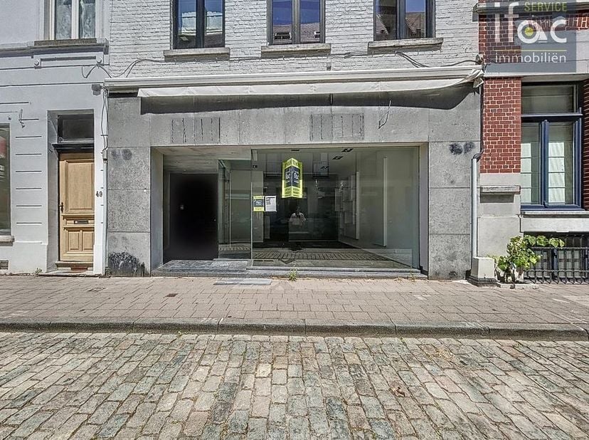 Rez-de-chaussée commercial très bien situé dans la rue commerçante au centre de Tervuren avec beaucoup de passage !&lt;br /&gt;
&lt;br /&gt;
Entrée, espace commer