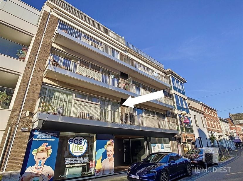 Welkom in dit gezellige appartement in het hart van Beringen! Dit pand biedt een harmonieuze mix van comfort en stijl, ideaal voor wie op zoek is naar