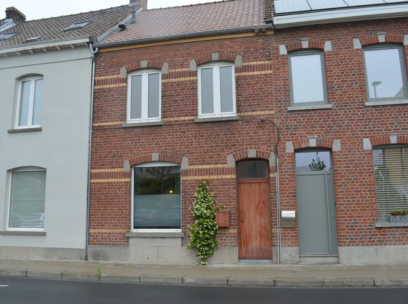 Deze verrassende rijwoning in Zwevegem is ideaal voor gezinnen die op zoek zijn naar een comfortabele, lichtrijke en praktische woning. De woning besc