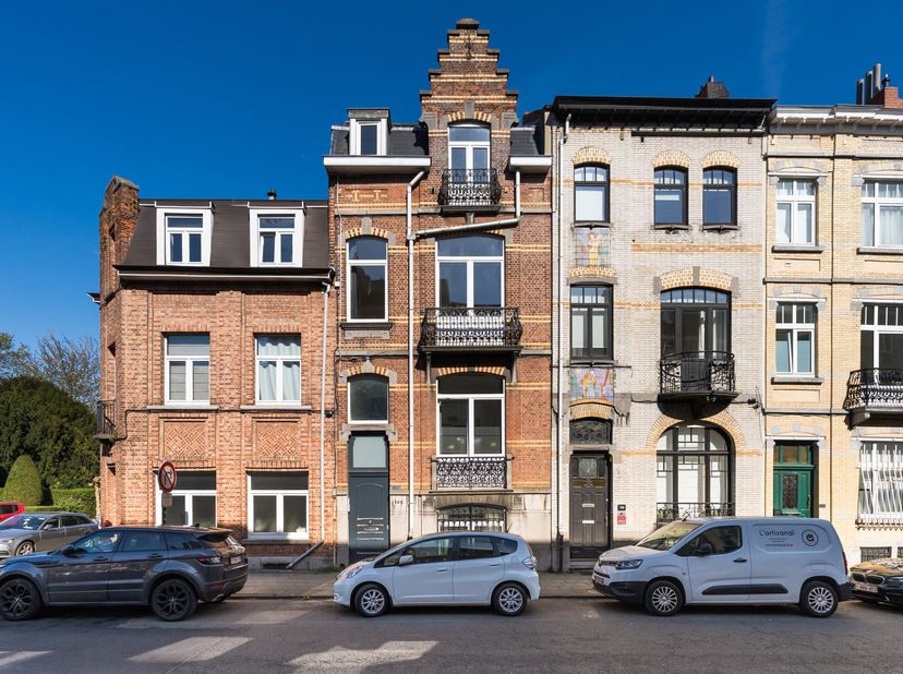 WOLUWE-SAINT-LAMBERT, dans un quartier résidentiel à proximité du Parc de Georges-Henri. Jolie MAISON (5ch/studio/4sdb) de +-205m² construits sur un t