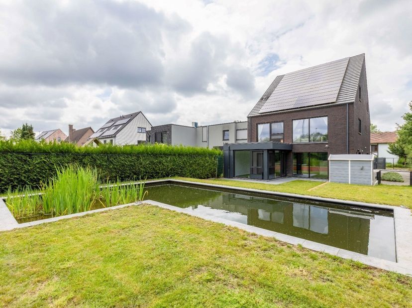 Deze woning gelegen op de grens met Gent en Afsnee biedt een zee van ruimte en is perfect te gebruiken voor kangoeroewonen, zelfstandige activiteiten