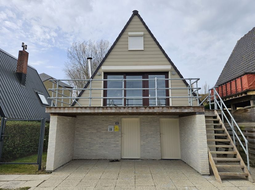 Totaal vernieuwde vakantiewoning met volledig omheinde tuin en parkeerplaats. Instapklaar. Gelegen  op aan de rustige duinenzijde van vakantiedomein D