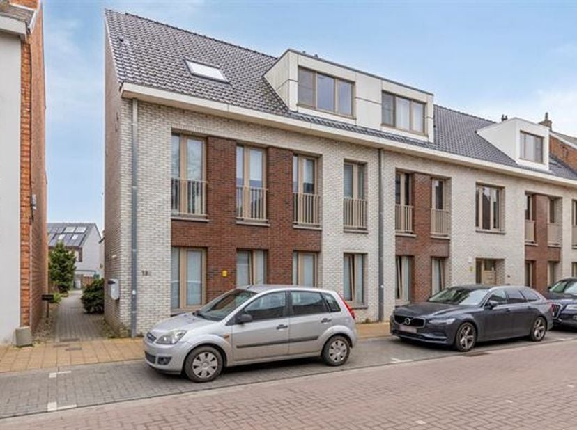 RUIM GELIJKVLOERS APPARTEMENT 118M² MET 2 SLAAPKAMERS, TERRAS EN GARAGE.&lt;br /&gt;
 Gelegen op het gelijkvloers van een verzorgde, kleinschalige residenti
