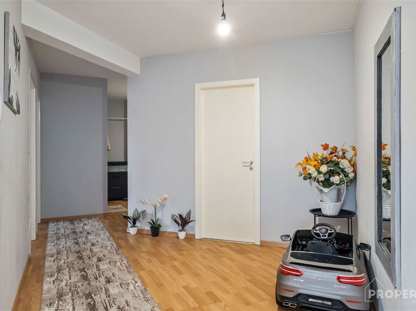 Dit 2-slaapkamer appartement is gelegen op de eerste verdieping in de leegstraat 2 te Oostrozebeke. Winkels, scholen en openbaar vervoer zijn op een s