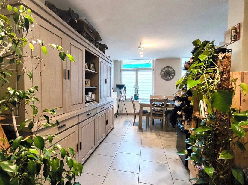 Maison de type &quot;3 façades&quot; érigée sur 730m² de terrain et située proche de toutes commodités, à deux pas de la place de l&#039;agréable village de Pecq.&lt;br