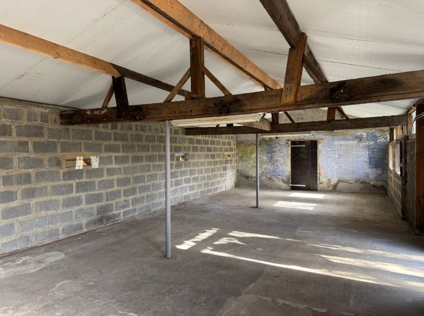 Verschillende opslagruimtes te huur. De opslagruimtes zijn achterliggend en toegankelijk via een aparte oprit.&lt;br /&gt;
38m²: € 250/maand&lt;br /&gt;
72m²: € 3
