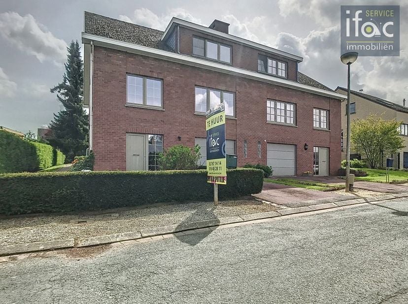Leuke ééngezinswoning te huur met 3 slaapkamers, garage en leuke tuin, in het centrum van Tombeek, vlakbij Overijse, Waver en GSK !&lt;br /&gt;
&lt;br /&gt;
Straa