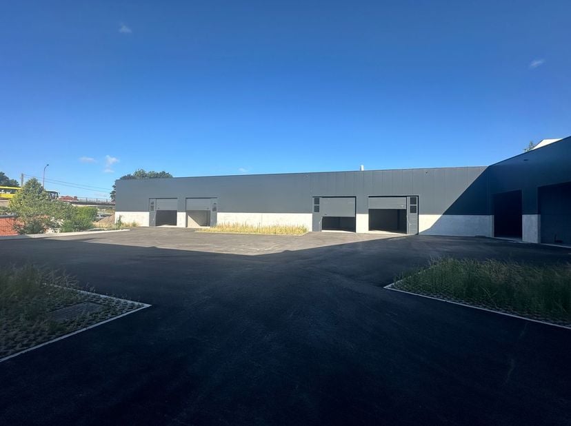 Unité PME nouvellement construite de 150 m² à vendre, cette unité fait partie du tout nouveau parc d&#039;activités « Denderparc » et est située à Ath, le