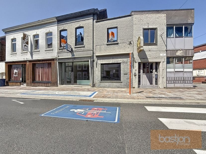 Ben je op zoek naar een pand met tal van mogelijkheden én een toplocatie? Gelegen in het centrum van Zwevegem vind je dit ruime handelspand met woonst