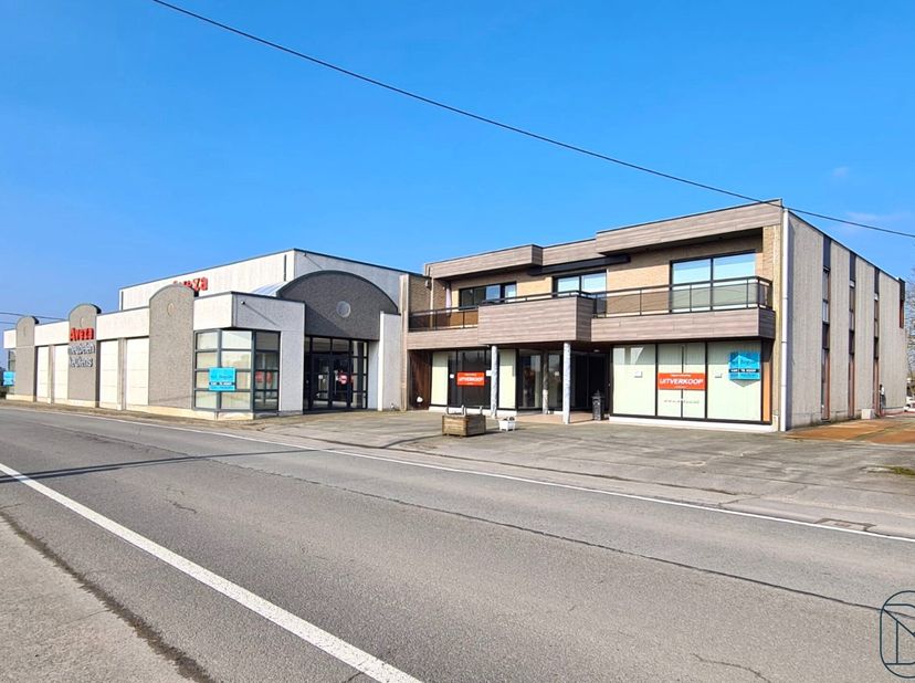 TOPgelegen commerciële hoek met visibiliteit en voorliggende parking. IDEALE SHOWROOM/PRAKTIJK/KANTOORRUIMTE. Perfect onderhouden, en veel potentieel.