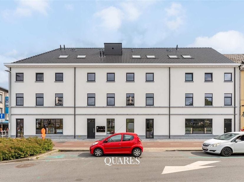 Casco handelspand in trendy wooncomplex gelegen in centrum Sint-Niklaas. &lt;br /&gt;
Nieuwbouw handelspand van 60,5 m² . Casco aflevering (ruwbouw, winddic