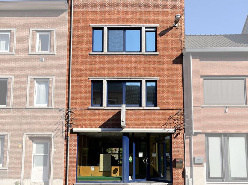 Deze grote woning biedt veel potentieel en omvat in totaal maar liefst 302m². Het gebouw is bestemd als handelshuis en kan -mits bestemmingswijziging-