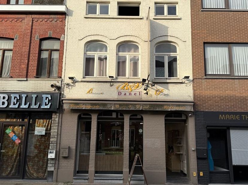 Centraal gelegen handelshuis (thans bakkerij). Instapklare winkelruimte, berging, keuken, kelder, living met open ingerichte keuken, 3 slaapkamers, in
