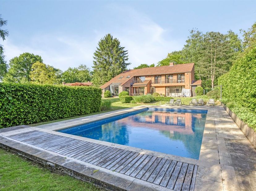 Villa classique parfaitement entretenue dans un cul-de-sac dans un endroit unique et un beau terrain de +/- 26a70ca orienté sud. &lt;br /&gt;
La villa a une
