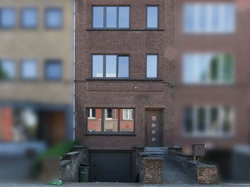 Opbrengsteigendom van 2 appartementen gelegen op een toplocatie tussen de grote en de kleine ring van Hasselt.Deze building is gelegen op een perceel