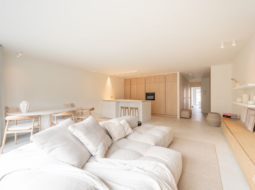 Prachtig ruim 3 slaapkamerappartement met mooie gevelbreedte gelegen in de Paul parmentierlaan te Knokke.&lt;br /&gt;
Indeling:&lt;br /&gt;
Inkomhall met apart to