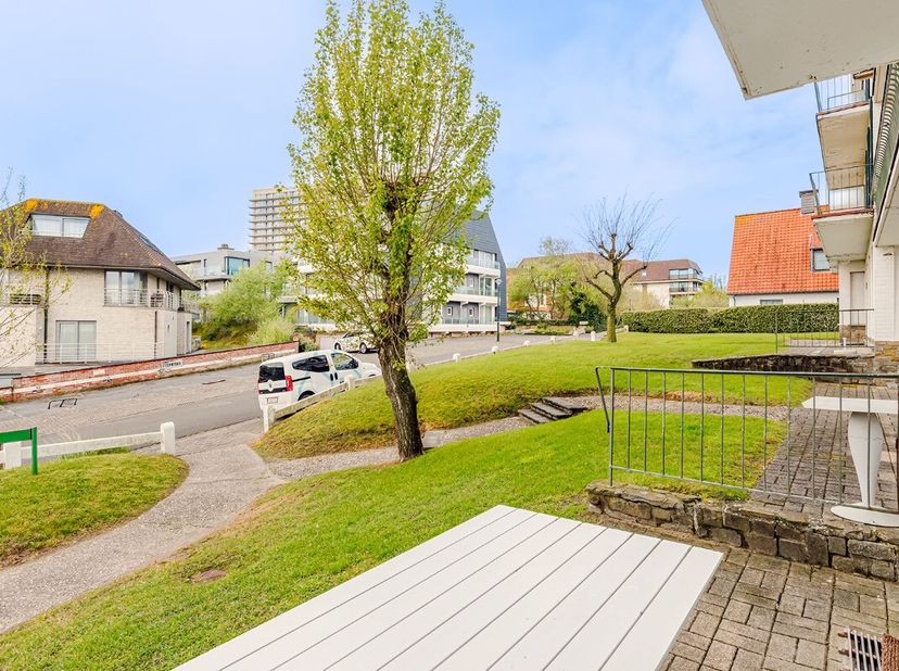 À louer : Appartement meublé, de plain-pied, au calme avec 3 chambres et terrasse ensoleillée à Oostduinkerke-Bains. Cet appartement meublé constitue