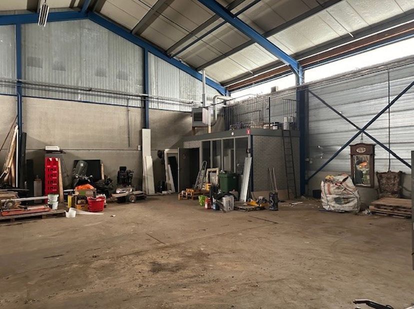Gunstig gelegen industriehal op het industrieterrein van Molenbeersel, vlakbij de Nederlandse grens.&lt;br /&gt;
De industriehal, met een oppervlakte van 32