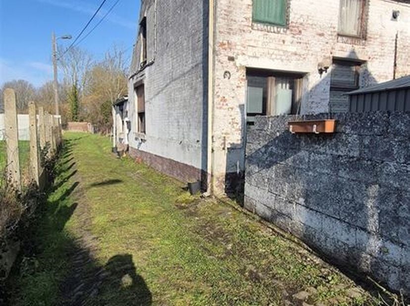 Réf : 7261 Rue des Canadiens, 81 à 7370 DOUR&lt;br /&gt;
Une maison en retrait, un parcelle constructible pour agrandir la maison, voilà un bien à rénover e