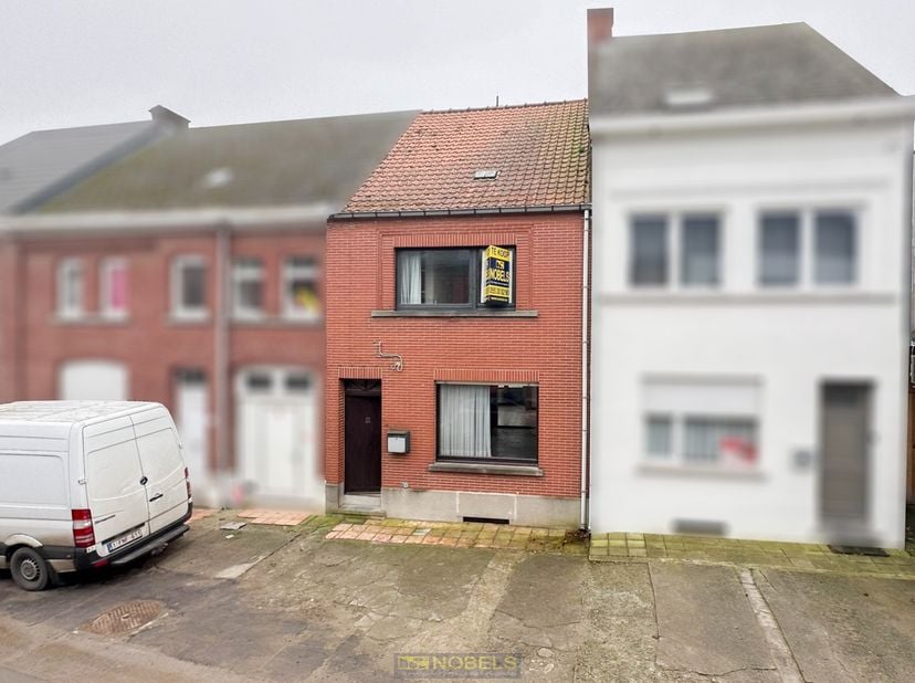 TE RENOVEREN WONING MET EEN CHARMANT KOERTJE biedt enorm veel mogelijkheden en is gelegen op een UITSTEKENDE LOCATIE nabij de STADSKERN VAN BRAKEL. Me