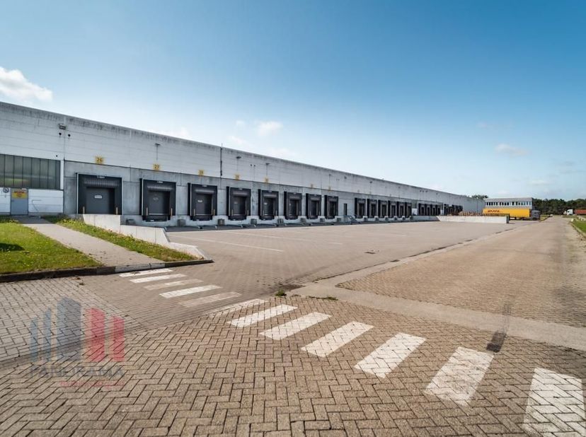 Strategisch gelegen logistieke loods op maat van 14.875 m² te huur vlakbij de E19 afrit 7 Kontich. Het verwarmde magazijn met een vrije hoogte van 6,5