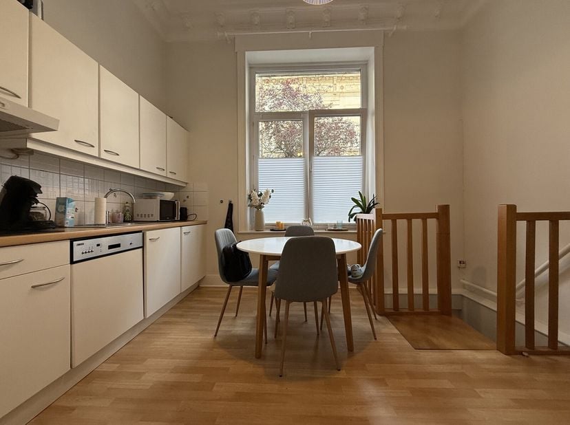 Infos &amp; Visites : Charlotte - 0471 27 72 52 - charlotte@bytheway.be. Situé à quelques pas de la Place Stéphanie, de l&#039;Avenue Louise et de la Toison d&#039;