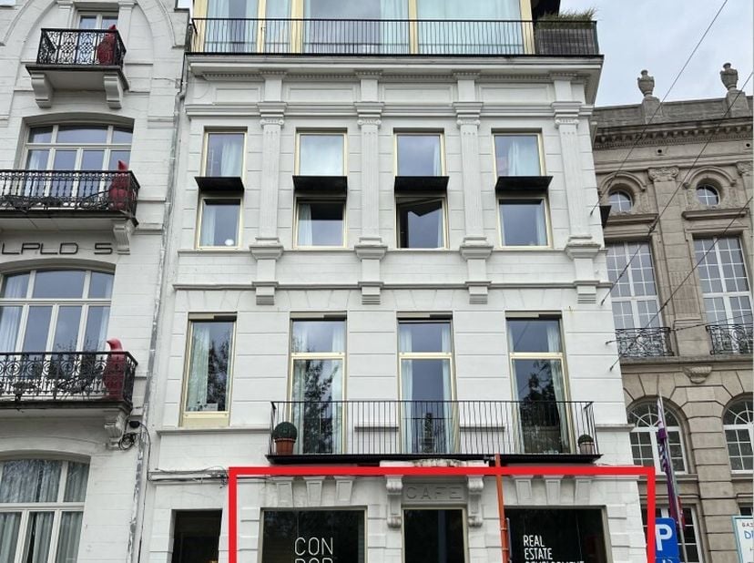 Voor wie graag zijn zaak wil uitbaten en/of opstarten in een uniek pand met veel uitstraling is dit een ideale mogelijkheid. De ruimte op het gelijkvl