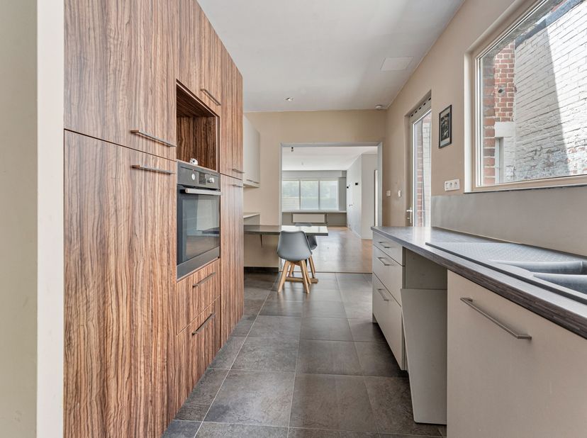 Verder af te werken gezinswoning met tuin in hartje Moorsele!&lt;br /&gt;
Via de inkomhal met apart gastentoilet kom je in de gezellige leefruimte met zitho