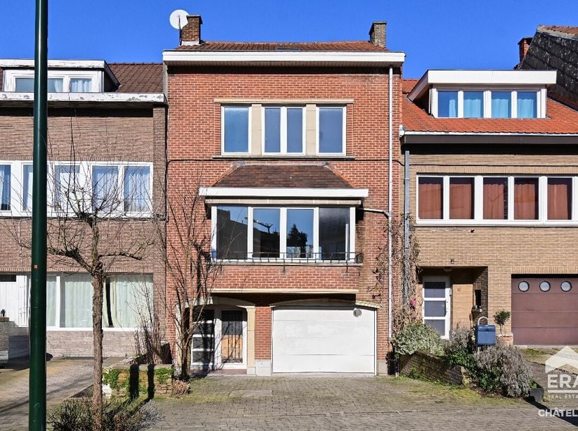 ERA CHATELAIN vous propose cette maison au superbe potentiel idéalement située entre Calevoet et Moensberg à Uccle offrant une surface de 210m² (Surfa