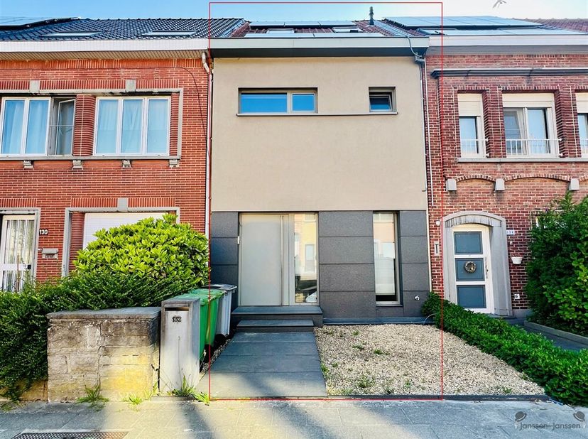 Découvrez cette maison unique au coeur de Saint-Nicolas. Elle se distingue par son architecture moderne et ses finitions raffinées.&lt;br /&gt;
Grâce à ses