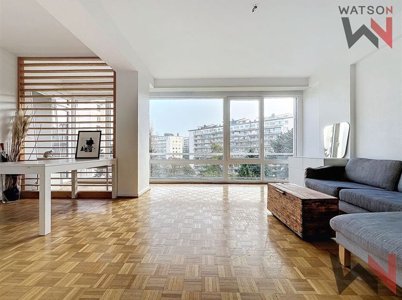 Watson immobilier a le plaisir de vous proposer ce lumineux studio de +/- 57m² situé au 4ème étage avec balcon/terrasse et vue dégagée. Il se compose
