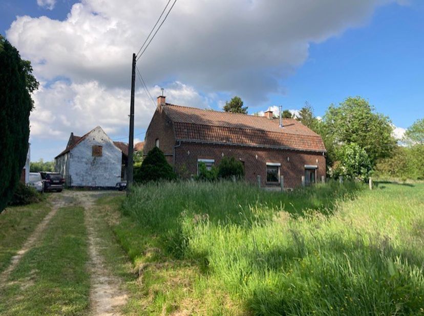 à vendre:; une ferme avec dépendances accessible par un chemin privé situé au cœur du village de Rumillies, près de la ville de Tournai, mais au calme